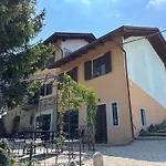 Relais Portaluna Delle Langhe, Private Estate With Pool, 7 Bedrooms, Sleeps 18, Vineyard Views