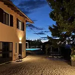 Relais Portaluna Delle Langhe, Private Estate With Pool, 7 Bedrooms, Sleeps 18, Vineyard Views Mango