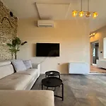 Villa Relais Portaluna Delle Langhe, Private Estate With Pool, 7 Bedrooms, Sleeps 18, Vineyard Views *