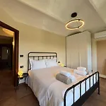 Villa Relais Portaluna Delle Langhe, Private Estate With Pool, 7 Bedrooms, Sleeps 18, Vineyard Views