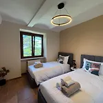 Relais Portaluna Delle Langhe, Private Estate With Pool, 7 Bedrooms, Sleeps 18, Vineyard Views * Mango