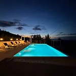 Relais Portaluna Delle Langhe, Private Estate With Pool, 7 Bedrooms, Sleeps 18, Vineyard Views ヴィラ *