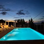 ヴィラ Relais Portaluna Delle Langhe, Private Estate With Pool, 7 Bedrooms, Sleeps 18, Vineyard Views Mango