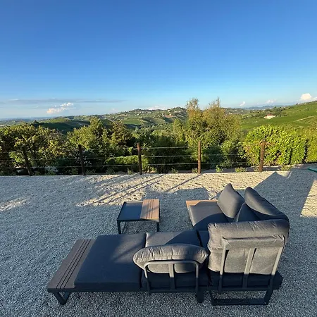 Willa Relais Portaluna Delle Langhe, Private Estate With Pool, 7 Bedrooms, Sleeps 18, Vineyard Views *