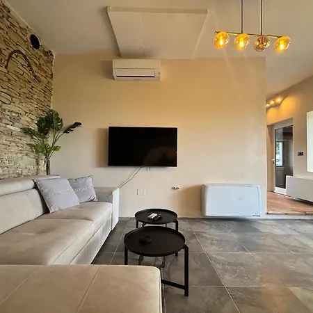 Villa Relais Portaluna Delle Langhe, Private Estate With Pool, 7 Bedrooms, Sleeps 18, Vineyard Views *