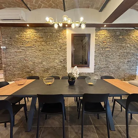 Villa Relais Portaluna Delle Langhe, Private Estate With Pool, 7 Bedrooms, Sleeps 18, Vineyard Views