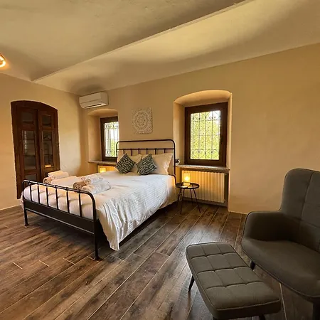 Relais Portaluna Delle Langhe, Private Estate With Pool, 7 Bedrooms, Sleeps 18, Vineyard Views *
