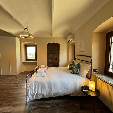 Relais Portaluna Delle Langhe, Private Estate With Pool, 7 Bedrooms, Sleeps 18, Vineyard Views * Mango