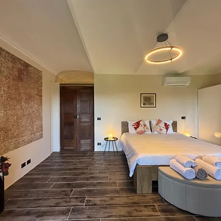 Villa Relais Portaluna Delle Langhe, Private Estate With Pool, 7 Bedrooms, Sleeps 18, Vineyard Views