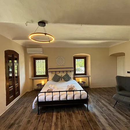 Relais Portaluna Delle Langhe, Private Estate With Pool, 7 Bedrooms, Sleeps 18, Vineyard Views Villa *