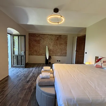 Relais Portaluna Delle Langhe, Private Estate With Pool, 7 Bedrooms, Sleeps 18, Vineyard Views Mango