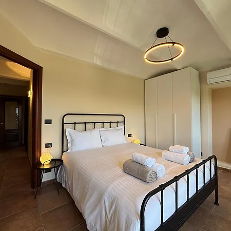 Villa Relais Portaluna Delle Langhe, Private Estate With Pool, 7 Bedrooms, Sleeps 18, Vineyard Views