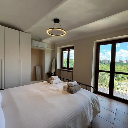 Villa Relais Portaluna Delle Langhe, Private Estate With Pool, 7 Bedrooms, Sleeps 18, Vineyard Views *