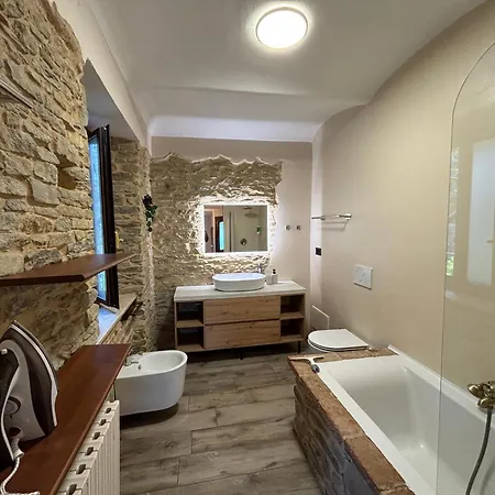 Relais Portaluna Delle Langhe, Private Estate With Pool, 7 Bedrooms, Sleeps 18, Vineyard Views Villa *