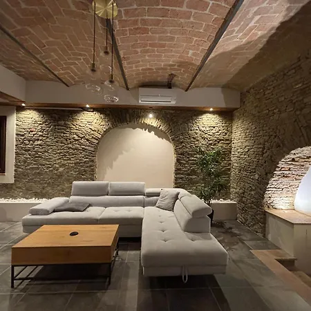 Relais Portaluna Delle Langhe, Private Estate With Pool, 7 Bedrooms, Sleeps 18, Vineyard Views Villa
