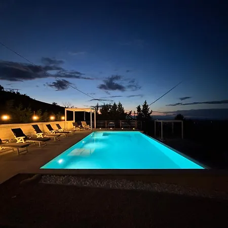 Relais Portaluna Delle Langhe, Private Estate With Pool, 7 Bedrooms, Sleeps 18, Vineyard Views Villa *