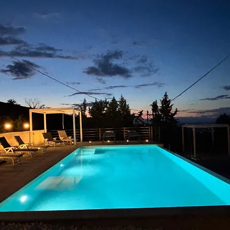 Villa Relais Portaluna Delle Langhe, Private Estate With Pool, 7 Bedrooms, Sleeps 18, Vineyard Views Mango