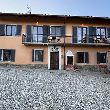 Relais Portaluna Delle Langhe, Private Estate With Pool, 7 Bedrooms, Sleeps 18, Vineyard Views *