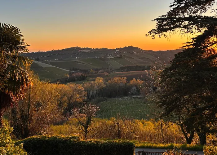 Relais Portaluna Delle Langhe, Private Estate With Pool, 7 Bedrooms, Sleeps 18, Vineyard Views * Mango