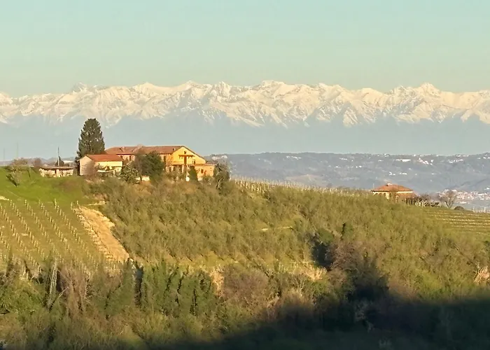 Relais Portaluna Delle Langhe, Private Estate With Pool, 7 Bedrooms, Sleeps 18, Vineyard Views 别墅