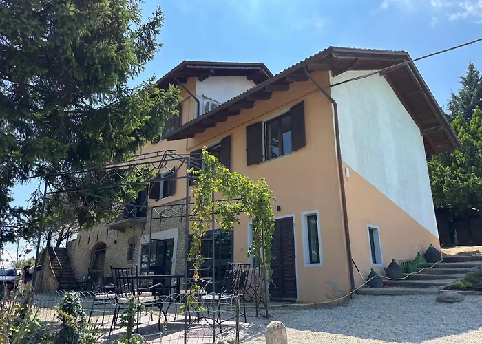 Relais Portaluna Delle Langhe, Private Estate With Pool, 7 Bedrooms, Sleeps 18, Vineyard Views