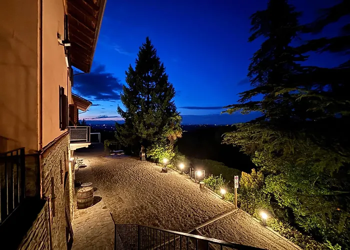 Relais Portaluna Delle Langhe, Private Estate With Pool, 7 Bedrooms, Sleeps 18, Vineyard Views Mango