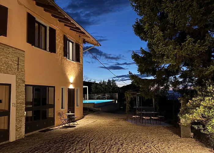 Relais Portaluna Delle Langhe, Private Estate With Pool, 7 Bedrooms, Sleeps 18, Vineyard Views Mango