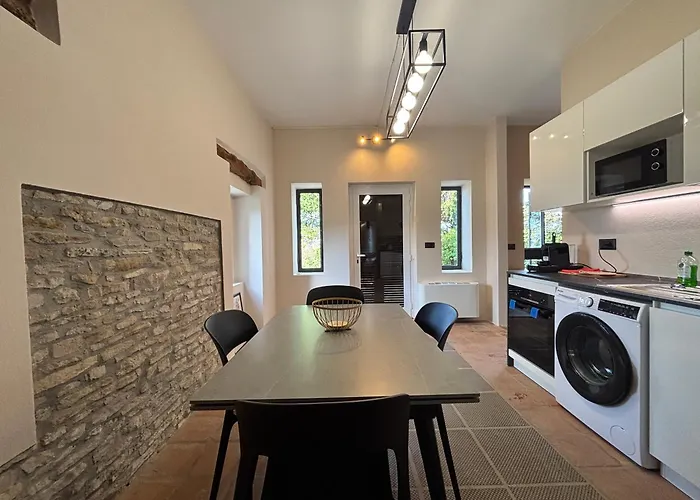 别墅 Relais Portaluna Delle Langhe, Private Estate With Pool, 7 Bedrooms, Sleeps 18, Vineyard Views Mango