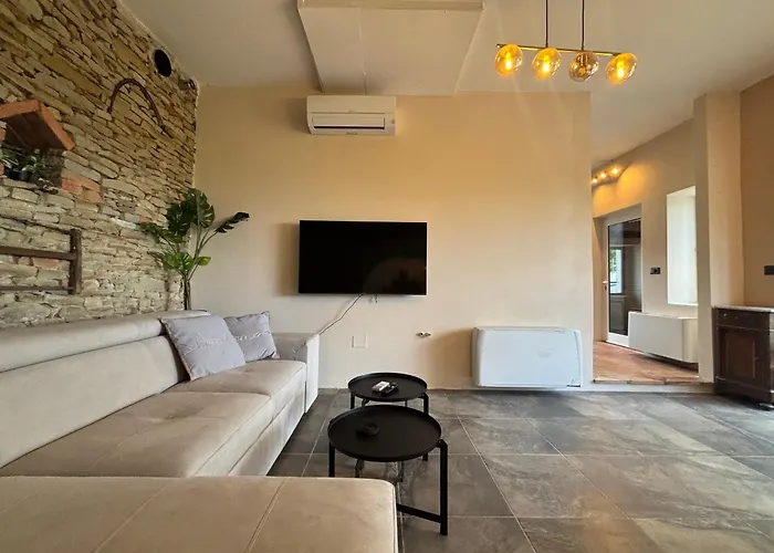 别墅 Relais Portaluna Delle Langhe, Private Estate With Pool, 7 Bedrooms, Sleeps 18, Vineyard Views *