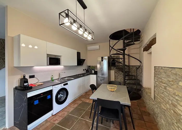 别墅 Relais Portaluna Delle Langhe, Private Estate With Pool, 7 Bedrooms, Sleeps 18, Vineyard Views
