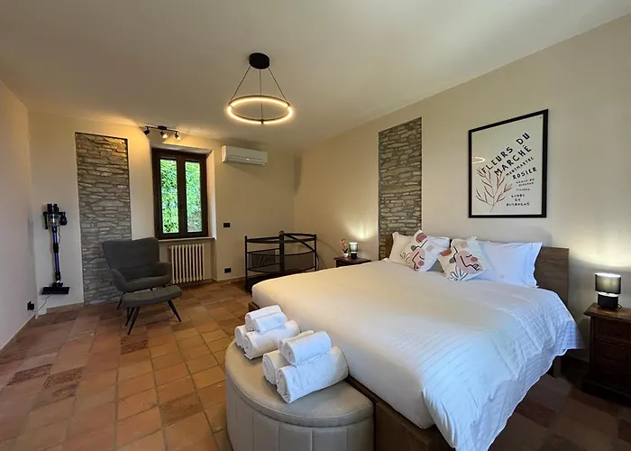 Relais Portaluna Delle Langhe, Private Estate With Pool, 7 Bedrooms, Sleeps 18, Vineyard Views 别墅