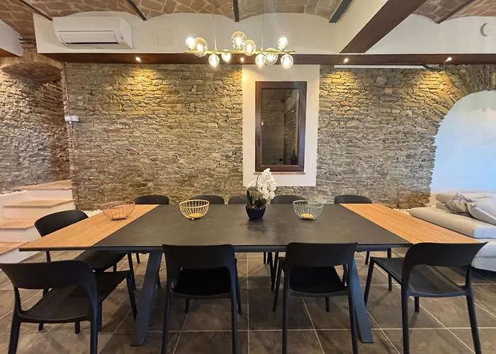 别墅 Relais Portaluna Delle Langhe, Private Estate With Pool, 7 Bedrooms, Sleeps 18, Vineyard Views
