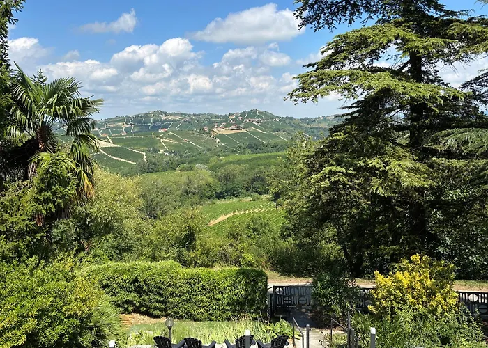 别墅 Relais Portaluna Delle Langhe, Private Estate With Pool, 7 Bedrooms, Sleeps 18, Vineyard Views *
