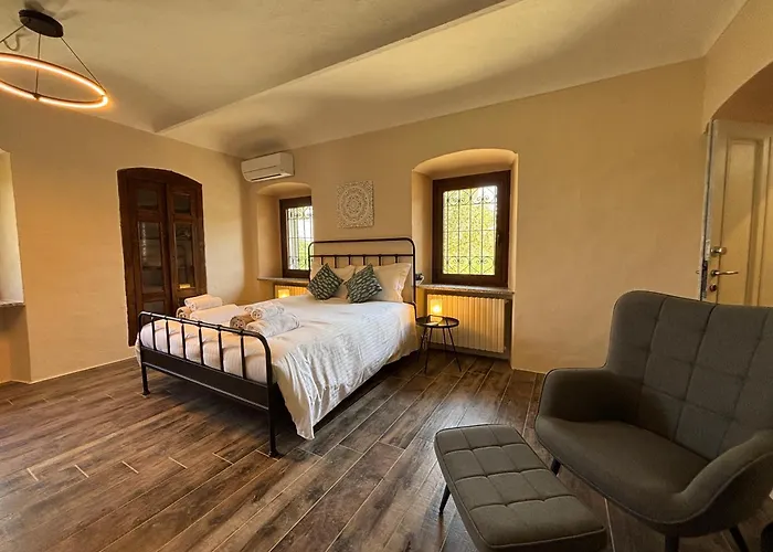 Relais Portaluna Delle Langhe, Private Estate With Pool, 7 Bedrooms, Sleeps 18, Vineyard Views *