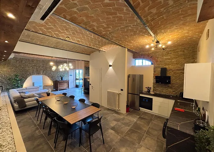 别墅 Relais Portaluna Delle Langhe, Private Estate With Pool, 7 Bedrooms, Sleeps 18, Vineyard Views