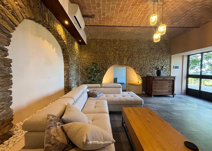 别墅 Relais Portaluna Delle Langhe, Private Estate With Pool, 7 Bedrooms, Sleeps 18, Vineyard Views *