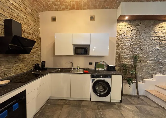 Relais Portaluna Delle Langhe, Private Estate With Pool, 7 Bedrooms, Sleeps 18, Vineyard Views *