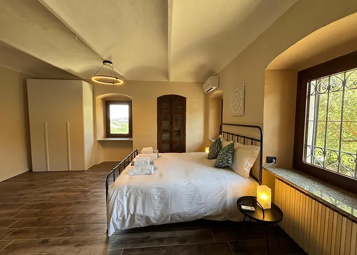 Relais Portaluna Delle Langhe, Private Estate With Pool, 7 Bedrooms, Sleeps 18, Vineyard Views * Mango