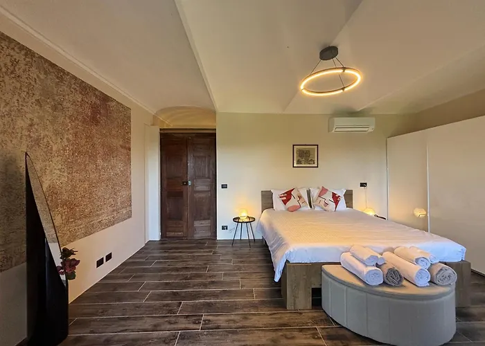 别墅 Relais Portaluna Delle Langhe, Private Estate With Pool, 7 Bedrooms, Sleeps 18, Vineyard Views
