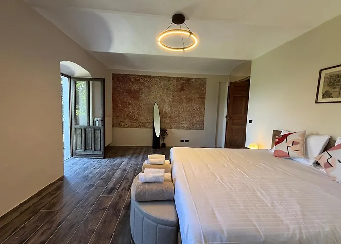 Relais Portaluna Delle Langhe, Private Estate With Pool, 7 Bedrooms, Sleeps 18, Vineyard Views Mango