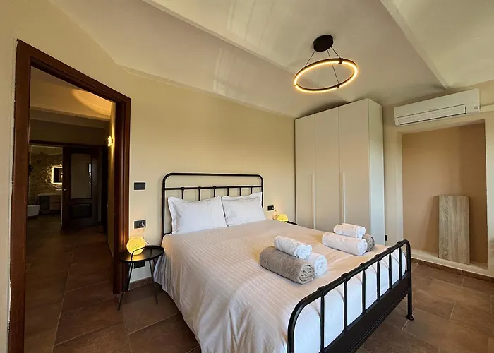 别墅 Relais Portaluna Delle Langhe, Private Estate With Pool, 7 Bedrooms, Sleeps 18, Vineyard Views