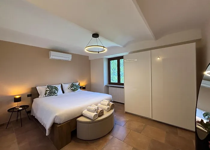 别墅 Relais Portaluna Delle Langhe, Private Estate With Pool, 7 Bedrooms, Sleeps 18, Vineyard Views