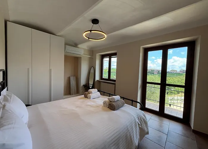 别墅 Relais Portaluna Delle Langhe, Private Estate With Pool, 7 Bedrooms, Sleeps 18, Vineyard Views *