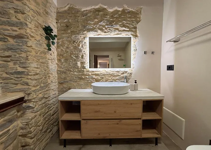 Relais Portaluna Delle Langhe, Private Estate With Pool, 7 Bedrooms, Sleeps 18, Vineyard Views Mango