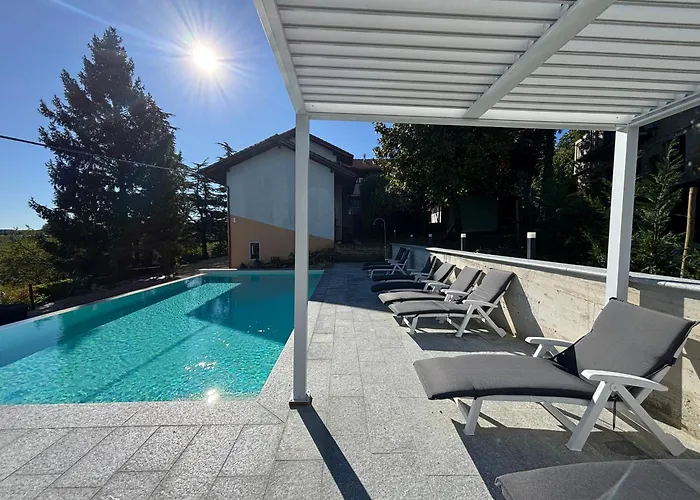 别墅 Relais Portaluna Delle Langhe, Private Estate With Pool, 7 Bedrooms, Sleeps 18, Vineyard Views Mango
