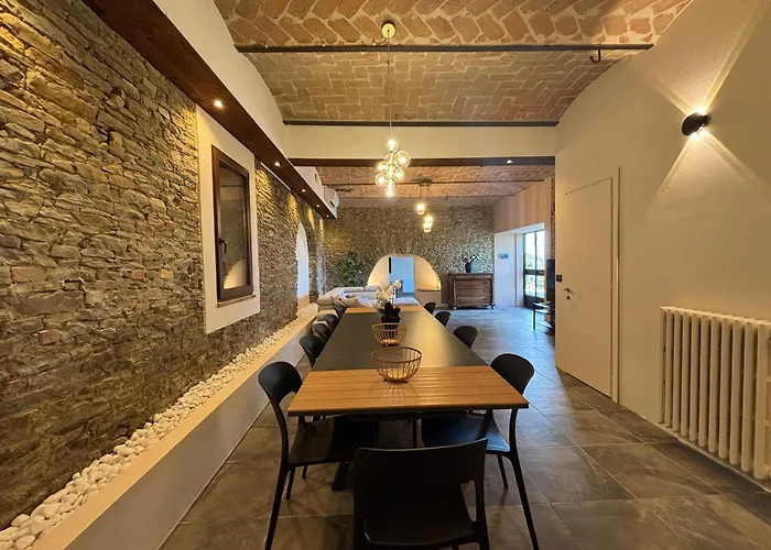 别墅 Relais Portaluna Delle Langhe, Private Estate With Pool, 7 Bedrooms, Sleeps 18, Vineyard Views *