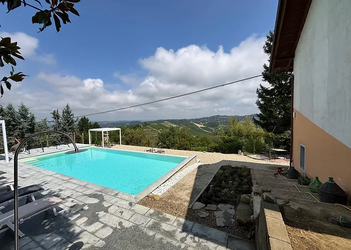 Relais Portaluna Delle Langhe, Private Estate With Pool, 7 Bedrooms, Sleeps 18, Vineyard Views 别墅