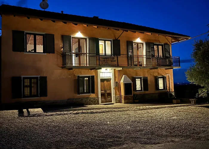 Relais Portaluna Delle Langhe, Private Estate With Pool, 7 Bedrooms, Sleeps 18, Vineyard Views Mango
