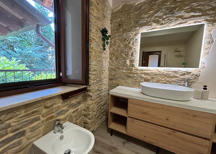 Relais Portaluna Delle Langhe, Private Estate With Pool, 7 Bedrooms, Sleeps 18, Vineyard Views Mango