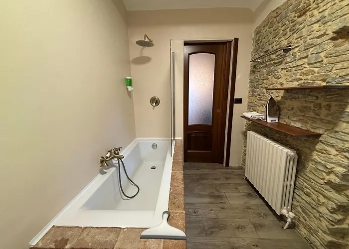 Relais Portaluna Delle Langhe, Private Estate With Pool, 7 Bedrooms, Sleeps 18, Vineyard Views *